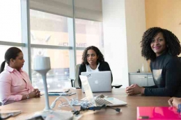 Ilustrasi Supervisi Akademik https://www.pexels.com/photo/three-woman-sitting-beside-brown-wooden-conference-table-with-silver-apple-macbook-1181431/