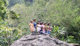 Sekelompok bocah di salah satu sudut perkampungan Tana Toraja. Sumber: dok. pribadi