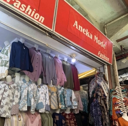 Salah satu toko batik “Aneka Mode Fashion” dalam Pasar Beringharjo. (Dokumen Pribadi)