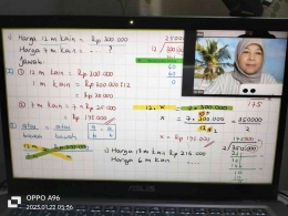 Teh Rini sedang mengajar matematika secara daring. Sumber gambar laman FB Koeshartati Saptorini.