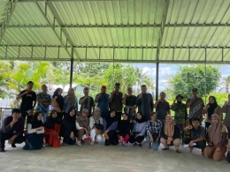 Foto bersama Mahasiswa Pendidikan Bahasa dan Sastra Indonesia dengan perangkat desa Jambuwer/Dokpri 