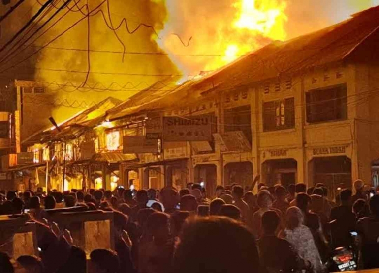 Gambar Pertokoan terbakar di Pusat Kota Kotapinang sebagai bangunan Heritage, sumber gambar kompaspos.com