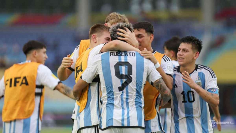 Penyerang Argentina Agustin Fabian Ruberto (No. 9) dan Claudio Echeverri (No. 10) (Sumber: tribunnews.com)
