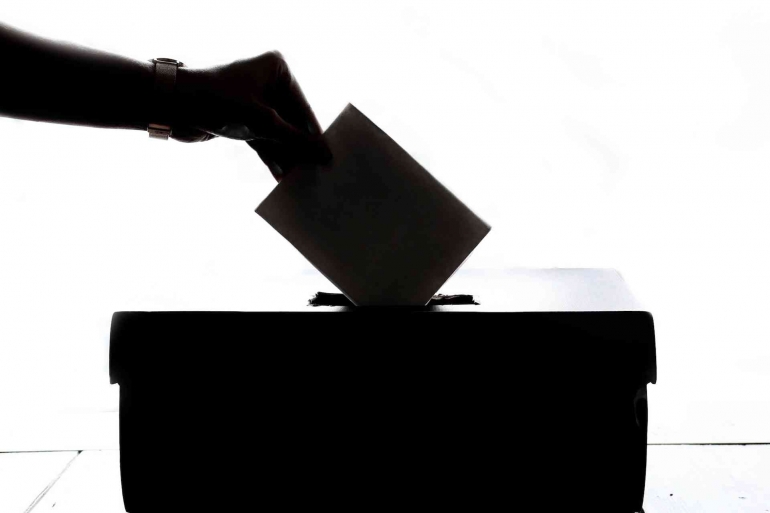 Ilustrasi: Memasukan surat suara pemilu. (Sumber: Unsplash.com)
