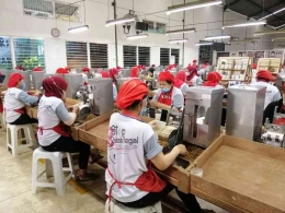 Pekerja perempuan di industri Sigaret Kretek Tangan (SKT) Salatiga | Sumber : AMTI 