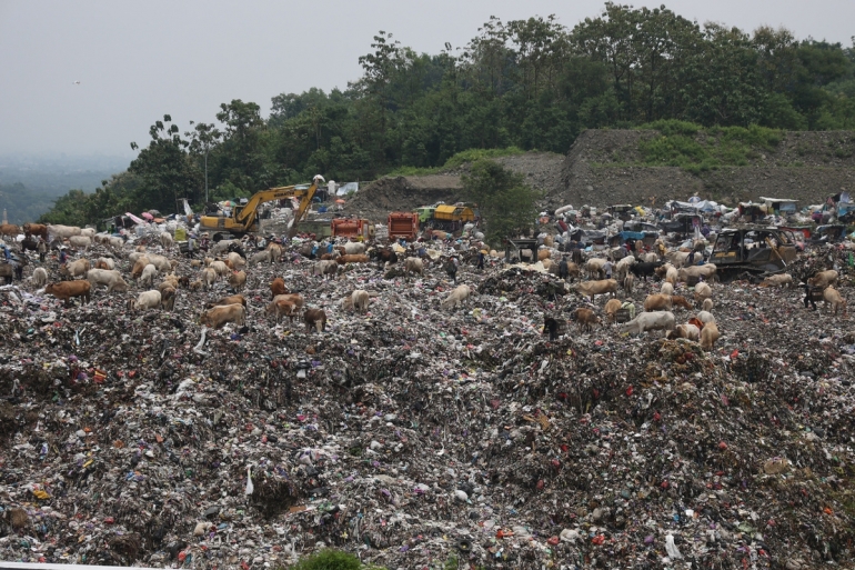 Aktivitas pembuangan sampah di TPA Piyungan, Desa Sitimulyo, Piyungan, Bantul, Daerah Istimewa Yogyakarta, Selasa (28/2/2023). (KOMPAS/FERGANATA INDRA RIATMOKO)