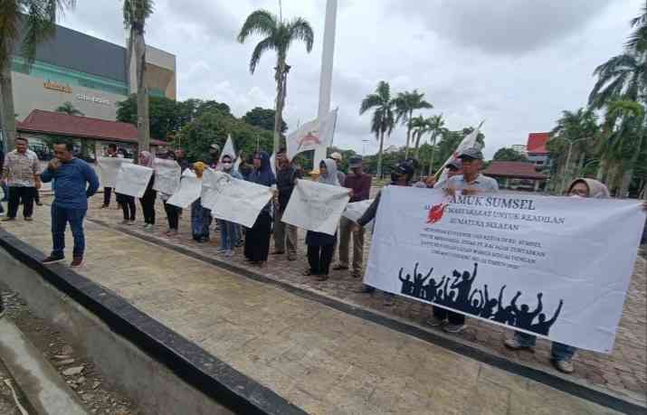 Aksi damai warga menyampaikan aspirasinya di depan gedung DPRD Sumsel (Dokpri)