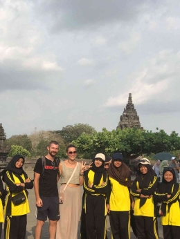 Turis mancanegara banyak yang berkunjung ke Prambanan sebagai salah satu warisan budaya UNESCO (foto dokpri)