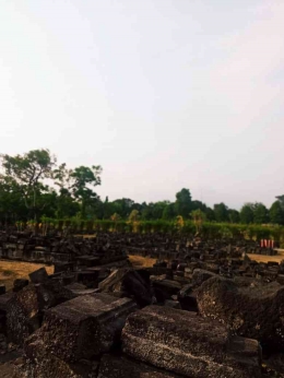Reruntuhan Candi Prambanan yang belum direnovasi (foto dokpri)