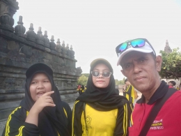 Penulis bersama siswa MTsN 4 Kota Surabaya saat Kegiatan Tengah Semester (KTS) ke Candi Prambanan 7/11/2023(foto dokpri)