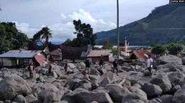 Kondisi permukiman Desa Simangulampe, Baktiraja Humbang Hasundutan, Sumut pada 2 Desember 2023, sehari setelah terjangan banjir bandang dan longsor (Foto: Kantor SAR Medan via hariansib.com)