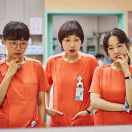 Park Soo Yeon,  Hong Jeong Ran, dan Jung Da Eun yang sedang mengamati perilaku pasien lewat monitor CCTV (Sumber : mydramalist.com)