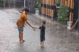 Anak Bermain Hujan-Hujanan (Sumber: KOMPAS.com/ALBERTUS ADIT)