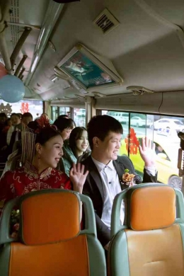 Kebersamaan bersama keluarga dalam bus pernikahan (Foto: Foto: cqcbnews.com )