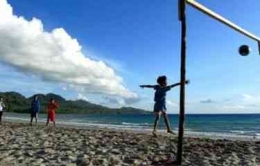 Tidak ada lapangan sepak bola standar, sepak bola di pasir pantai masih dapat dilakukan bagi sekolah yang berada di pesisir - Sumber: travel.kompas.com