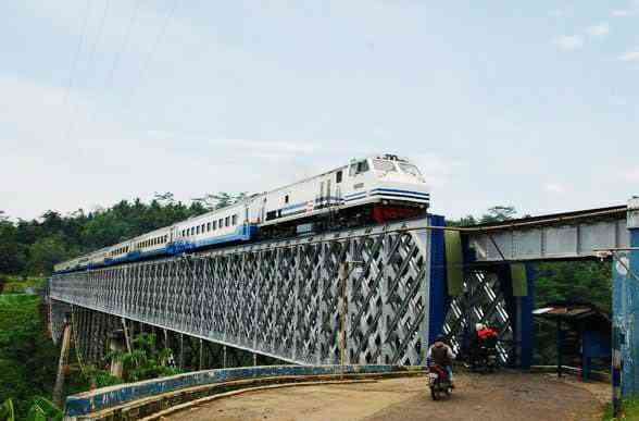 Potret jembatan cirahong via detik.com 