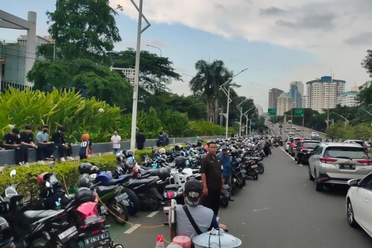 Parkir liar di sepanjang jalan Gelora Bung Karno. Sumber: Kompas.com/Nabilla Ramadhian