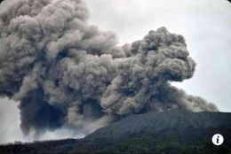 Gunung Marapi Padang yang sedang mengeluarkan abu vulkanik terlihat di nageri Batu Palano Agam Sumatera Barat ( Sumber Antara/Iggoy El Fitra )