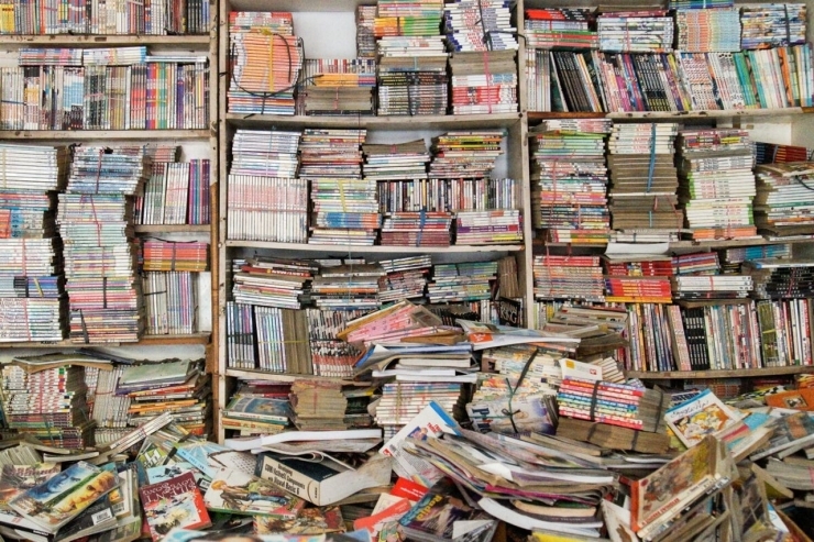Ilustrasi tumpukan buku-buku bekas di sebuah toko buku bekas. Sumber: KOMPAS.id/PANDU WIYOGA 