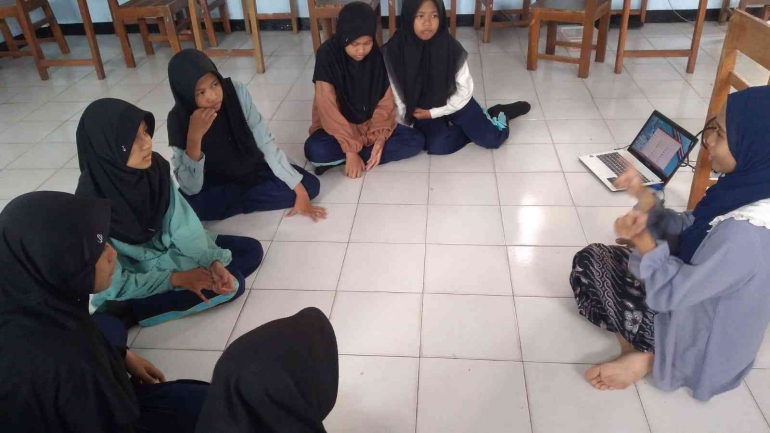 Sosialsisasi Kesehatan Reproduksi Remaja Putri yang dilakukan pada remaja yang mengikuti latihan tari trsdisional.