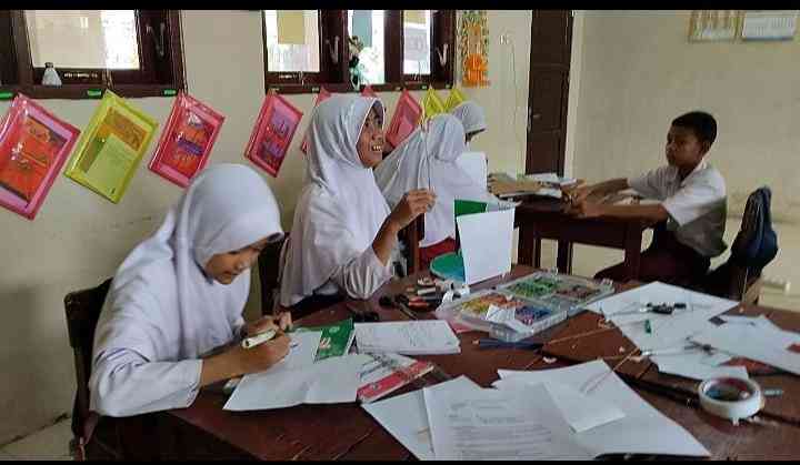Proses pembuatann diorama: Anak-anak antusias dan melaksanakan kegiatan dengan baik. dokumentasi pribadi