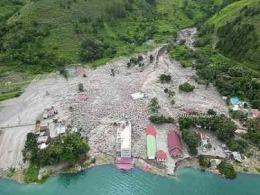 Desa Simangulampe di Baktiraja, Humbahas tertimbun lumpur, pasir, dan batu akibat banjir bandang pada Jumat, 1 Desember 2023, malam hari (Foto: Ist./mistar.id)