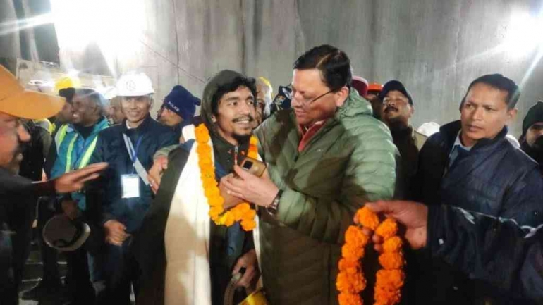Menteri Besar Uttarakhand Pushkar Singh Dhami (tengah) sedang bertemu dengan salah satu pekerja yang diselamatkan. | Sumber: Asian Lite