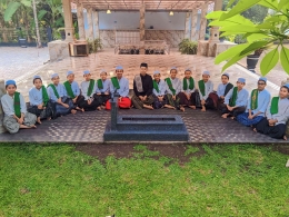 Foto kegiatan ziarah KH Moch Ujang Saefullah Pendiri Pondok Pesantren Modern Riyadhul Jannah Subang (Dokpri)