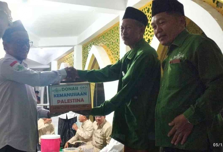 Ustadz M.Sa'dullah ketua LAZISNU PCNU kota Kraksaan menerima donasi untuk warga pelestina. Doc Lz