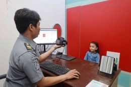 Perekaman Biometrik permohonan Fasilitas Keimigrasian bagi anak Berkewarganegaraan Ganda di Kantor Imigrasi Makassar. Sumber: Humas Imigrasi Makassar