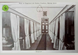 Slaapzaal atau Kamar tidur internaat atau asrama Cor Jesu sebelum masa kemerdekaan RI | foto : Malang Ursuline Galery