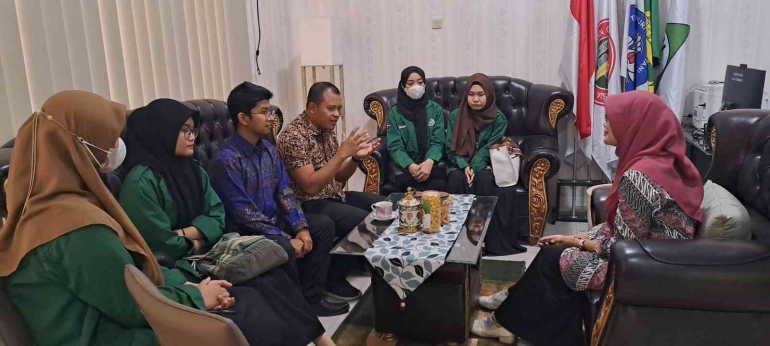 Proses penyerahan mahasiswa PLP di SMKN 22 Jakarta bersama dengan dosen pembimbing dan wakil kurikulum SMKN 22 Jakarta