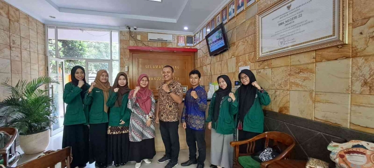 Pengantaran Mahasiswa PLP FKIP Uhamka bersama dengan Dosen Pembimbing kepada pihak sekolah SMKN 22 Jakarta