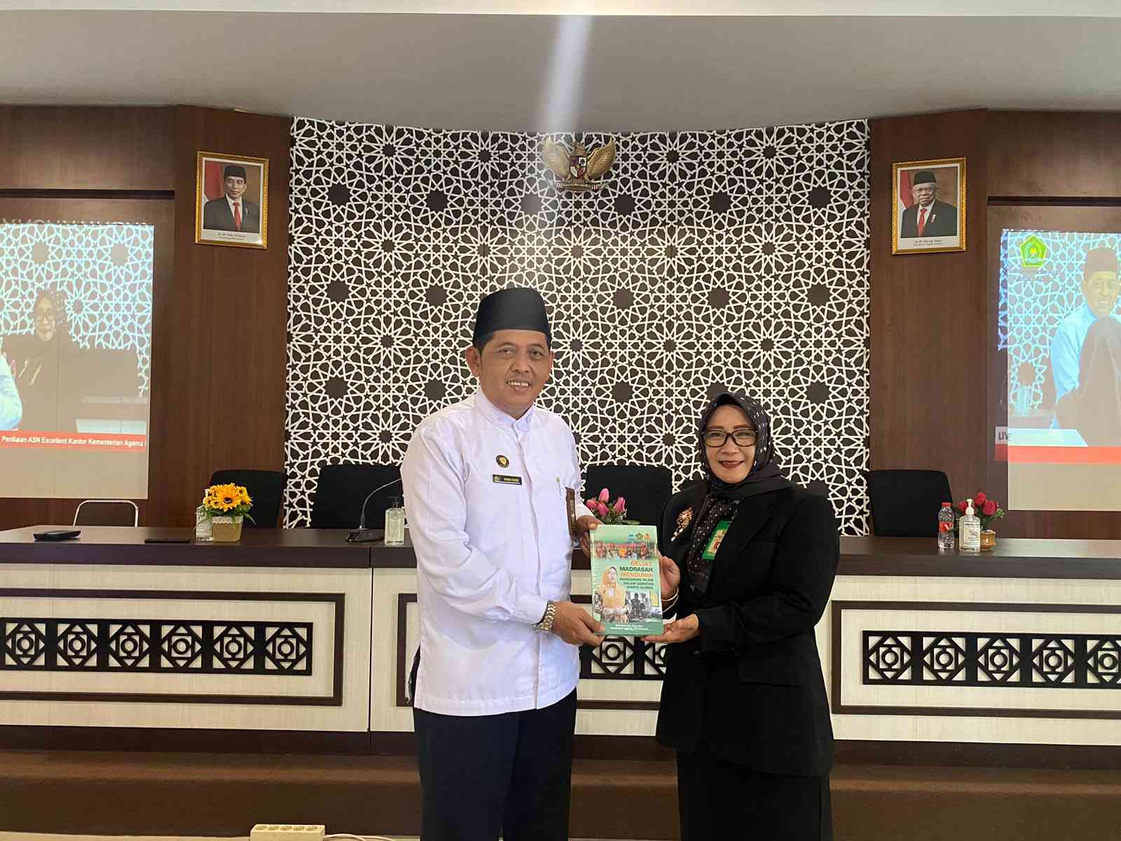 Kepala MTs Negeri 6 Bantul Hibahkan Buku Geliat Madrasah Mendunia ...