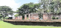 Lapangan depan benteng Pendem Ngawi untuk mobilisasi pasukan Belanda masa penjajahan dibiarkan apa adanya. (Sumber gambar dokumen pribadi)