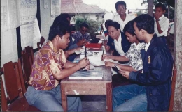 Saya (jaket biru tua) mendampingi Sekum SMUI (dua di kanan saya) & Ketua Pramuka Kalpavriksa UI (di kanan saya) melapor. (Foto: Dok. Bhayu M.H.) 