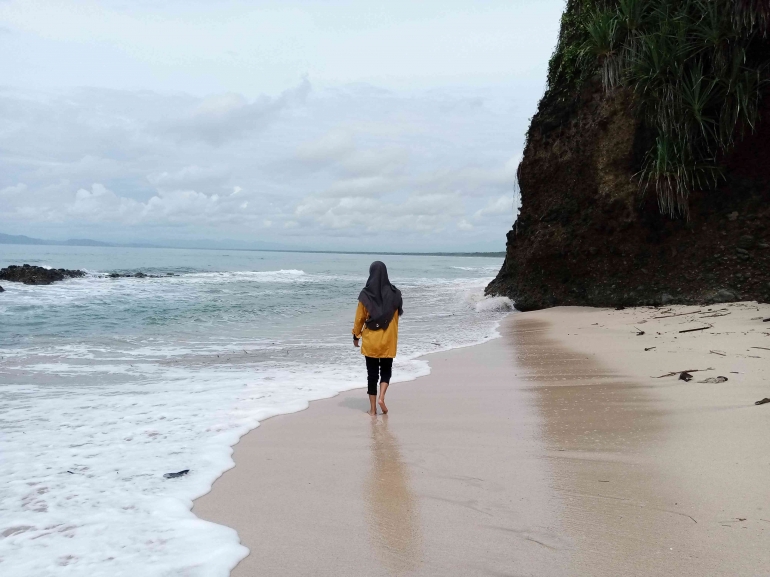 Gambar tebing Pantai Pancur Sumber: dokumentasi pribadi