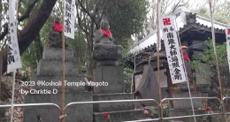 Dokumentasi pribadi - Masuk ke Kuil KoshoJi dari Universitas Chukyo, disambut dengan beberapa patung dewa2 dengan tulisan2 kanji mereka .....