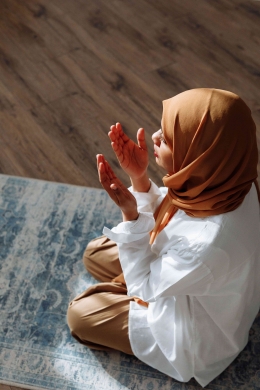 Muslimah yang tengah berdoa. Sumber gambar: PEXELS