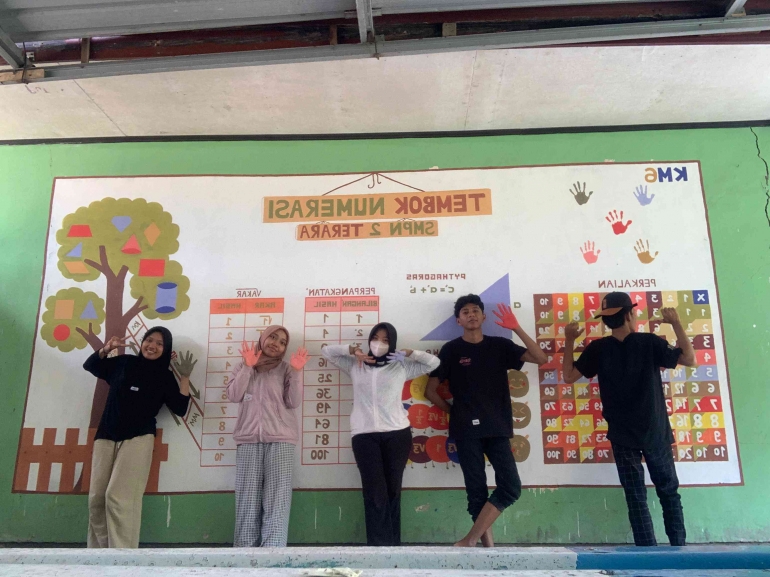 Tembok Numerasi SMPN 2 TERARA (dok. pribadi)