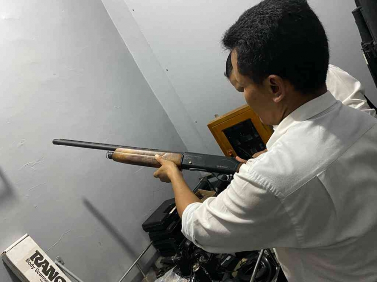 Personil Unit Wasendak Polres Purbalingga melakukan inspeksi senjata api Rutan Purbalingga. Foto: Humas Rutan Purbalingga.