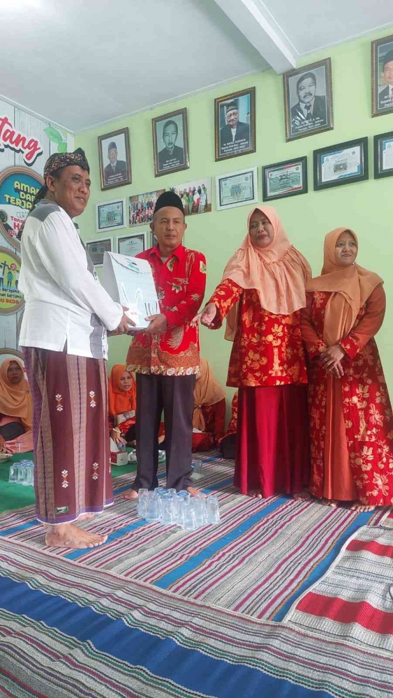 Pak Mahmud Menerima tali asih dari Kepala KUA kecamatan Jatiroto Kabupaten Lumajang (Hamim Thohari Majdi)