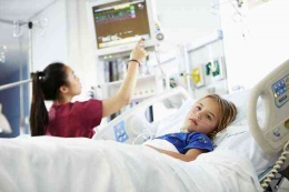 perawatan intensisf anak pasien pneumonia sumber gambar alodoc