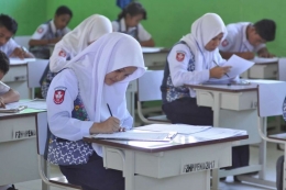 Ilustrasi siswa SMP Negeri 18 Palu sedang mengerjakan soal ujian nasional. (Dok Antara Foto/Mohamad Hamzah)