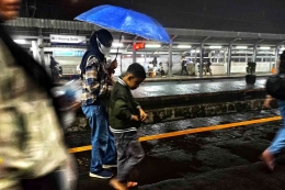 Berjalan di peron saat hujan tiba (foto: widikurniawan)