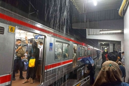 Guyuran air hujan di Stasiun Bojonggede (foto: widikurniawan)