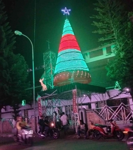 Pemandangan indah pohon natal depan gereja Rehoboth Ambon (Dokpri)