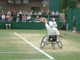 Sumber: https://id.wikipedia.org/wiki/Tenis_kursi_roda#/media/Berkas:Wimbledon_2005,_Wheelchair.jpg