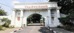 Pintu gerbang utama di luar kawasan benteng Van Den Bosch di Jalan Untung Suropati, Ngawi. Sumber gambar Dokumen pribadi
