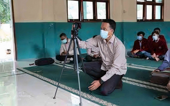 Guru yang terjun menjadi content creator tetap menjadi role model bagi anak didiknya. (via aromabuku.com)